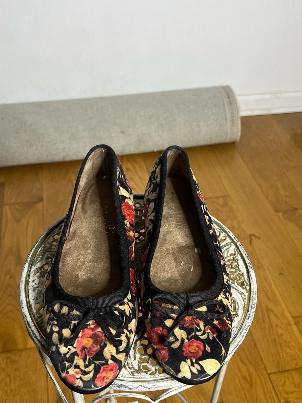AEROSOLES Black Floral Ballet Flats with Red and Cream Blooms